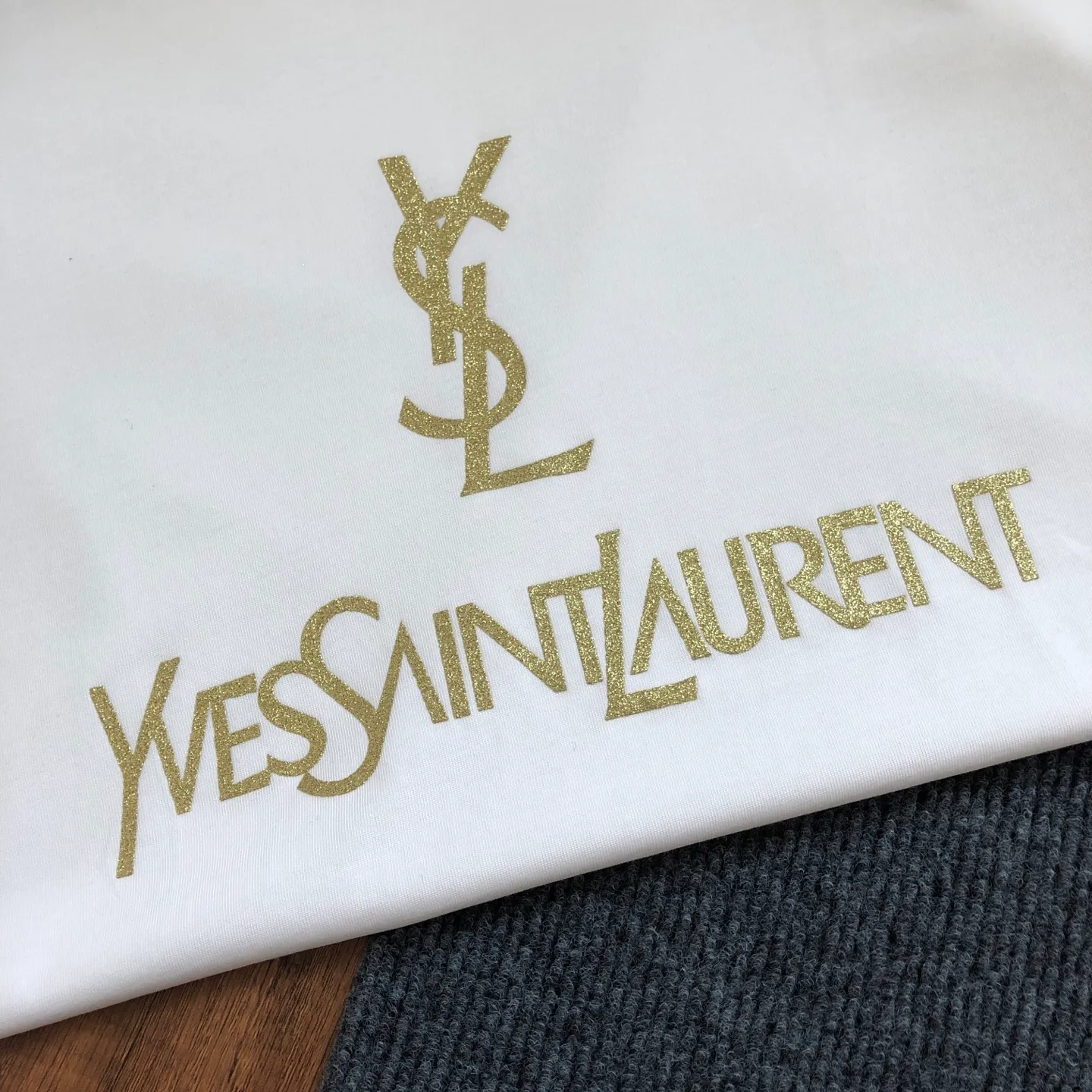 SAINT LAURENT SLP 2026New Arrival Gold logo T ⚠ ⚠ ⚠ Quality Same Style ， ， ， ， Versatile Quality : Black White Size : XS ～ L XS : 110 70 58.5 21.5 S : 114 72 60 22 M : 118 74 61.5 22.5 L : 122 76 63 23
